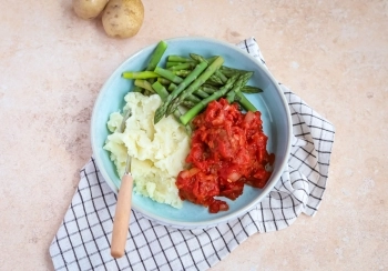 Aardappelpuree, groene asperges & vegetarische balletjes in tomatensaus