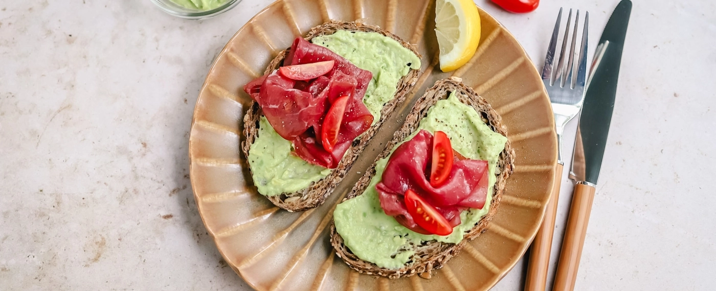 Brood met avocadospread & rookvlees