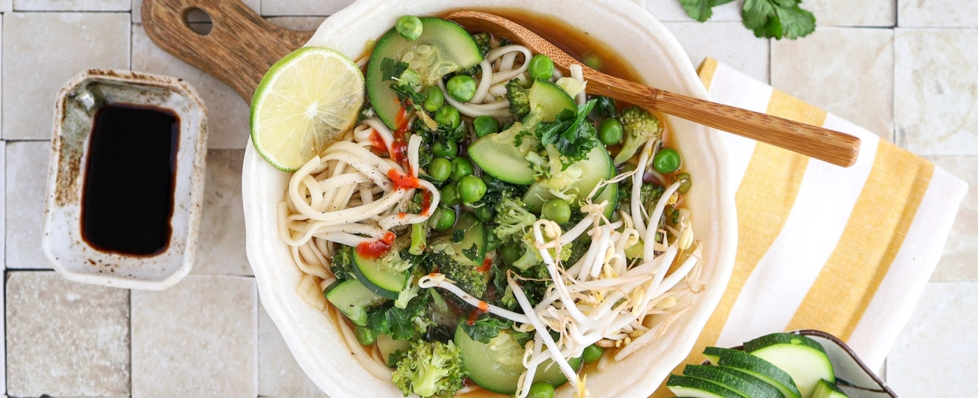 Noedelsoep met broccoli, courgette & pindabouillon