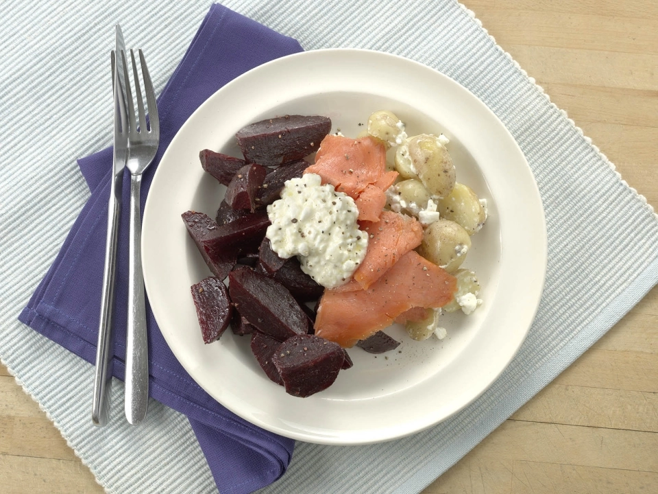 Aardappelsalade met bietjes, gerookte zalm & pittige cottage cheese