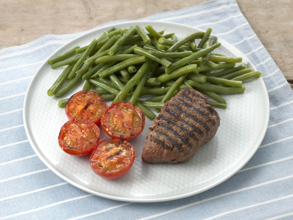 Biefstuk met tomaat uit de grillpan & sperziebonen