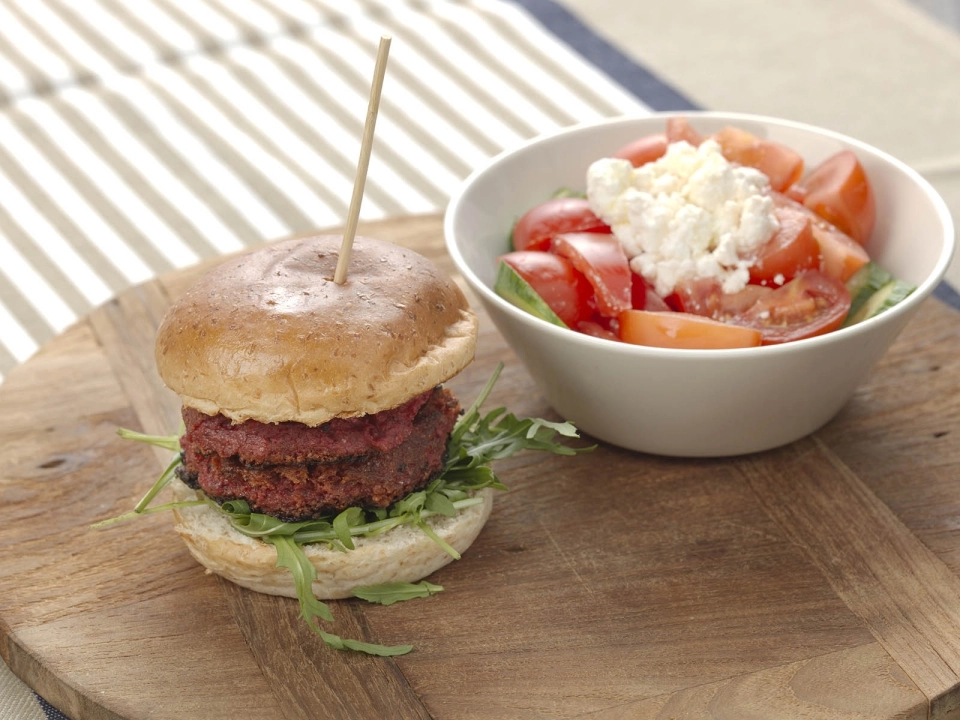 Dubbele bietenburger met tomatensalade