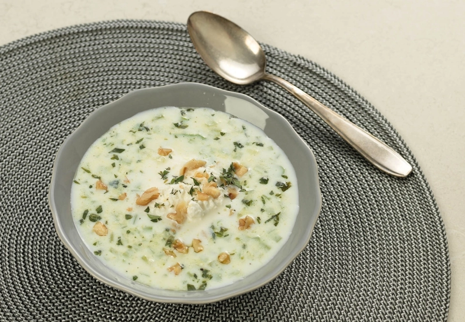 Bleekselderijsoep met walnoten