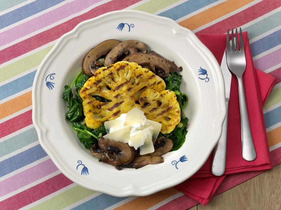 Bloemkoolsteak met gebakken portobello & spinazie