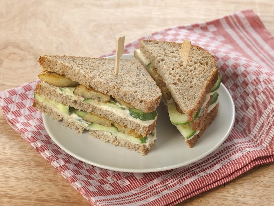 Clubsandwich met banaan & hummus