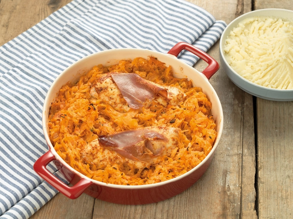 Kipfilet met kruidige zuurkool uit de oven