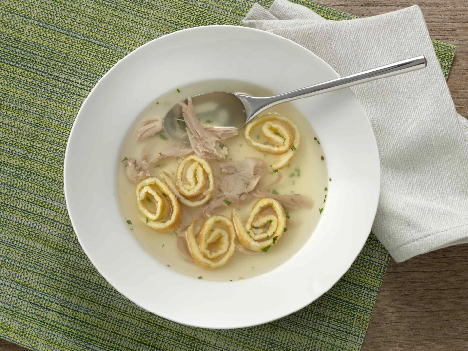 Zelfgemaakte kippenbouillon met ei & kruiden