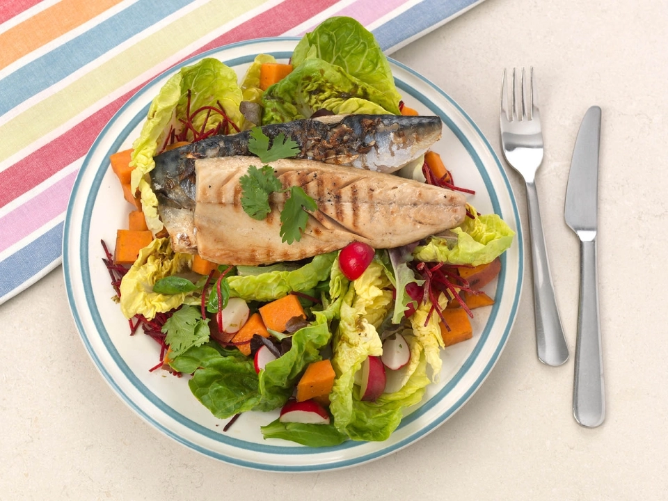 Makreelfilet met zoete aardappel salade