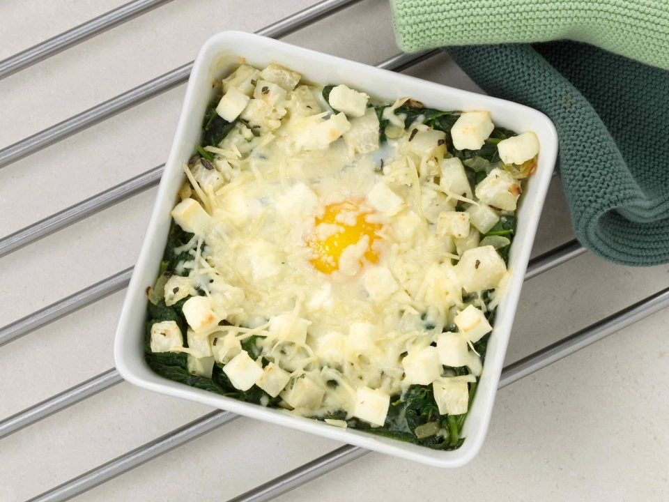 Ovenschoteltje van koolrabi, spinazie & ei