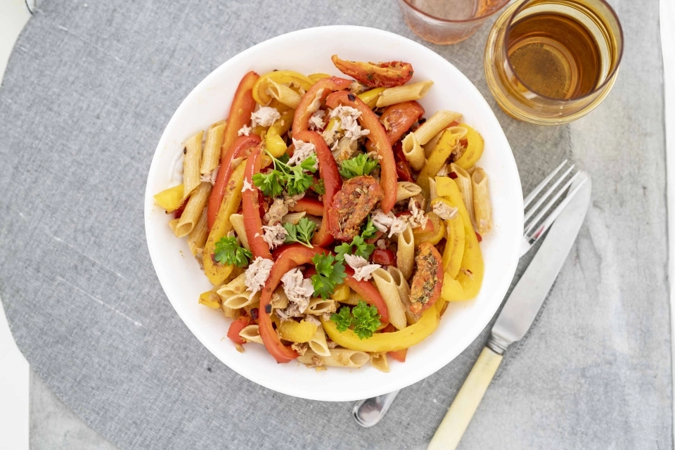 Pittige pastasalade met tonijn & paprika