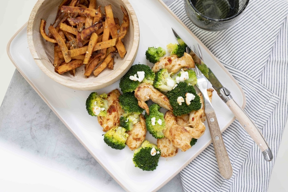 Pittige kip met zoete aardappel frieten