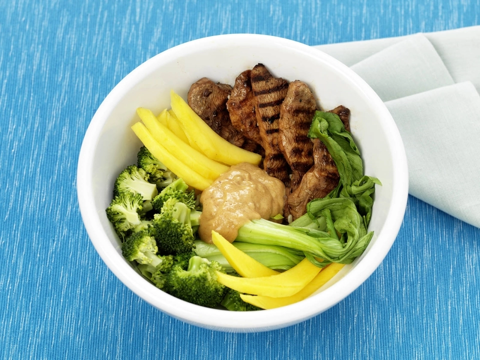 Poké bowl van gegrilde kip, broccoli & pindadressing