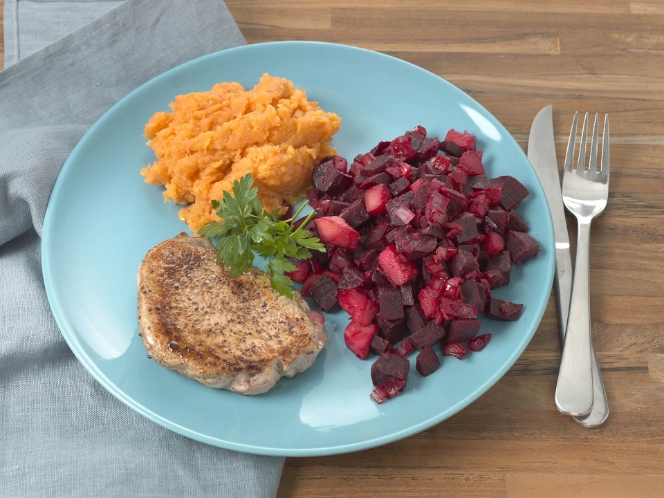 Varkensfiletlapje met bietjes & zoete aardappelpuree