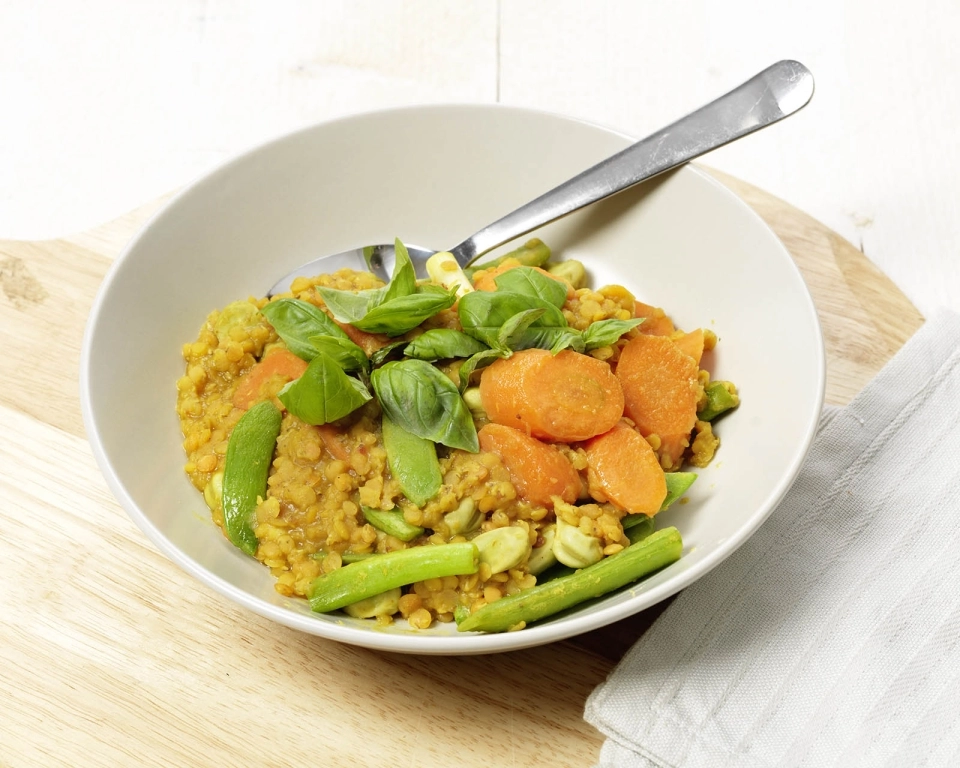 Vegan linzencurry met lentegroenten