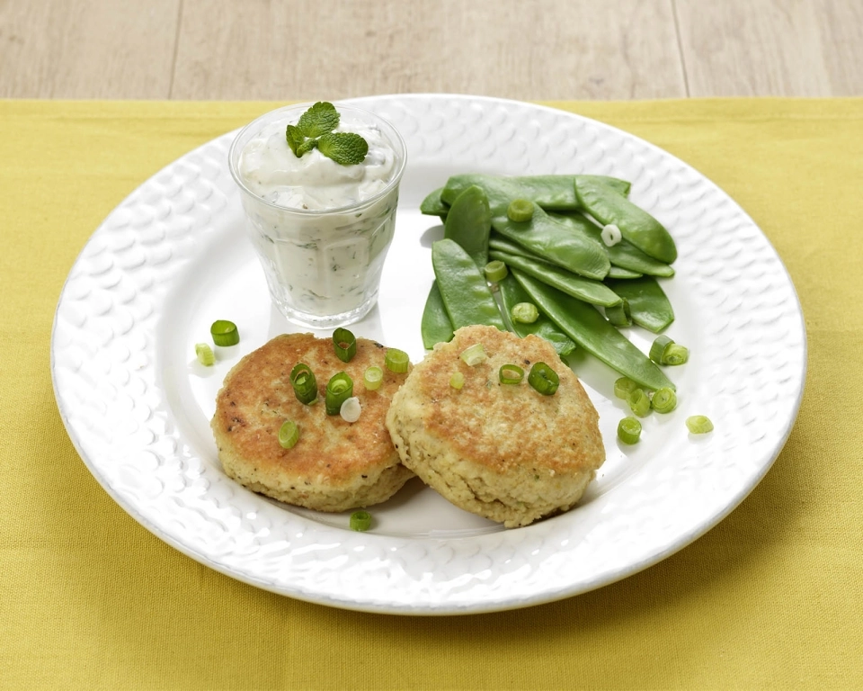 Visburgertjes met sugarsnaps & skyrsaus