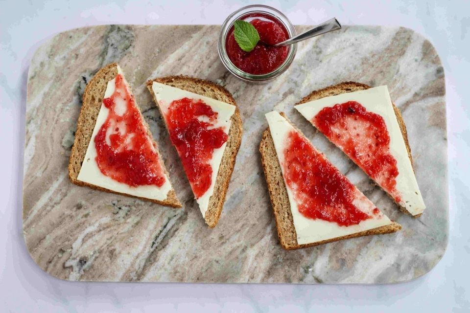 Brood met geitenkaas & jam