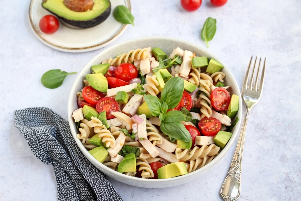 Pasta salade met kipreepjes & avocado