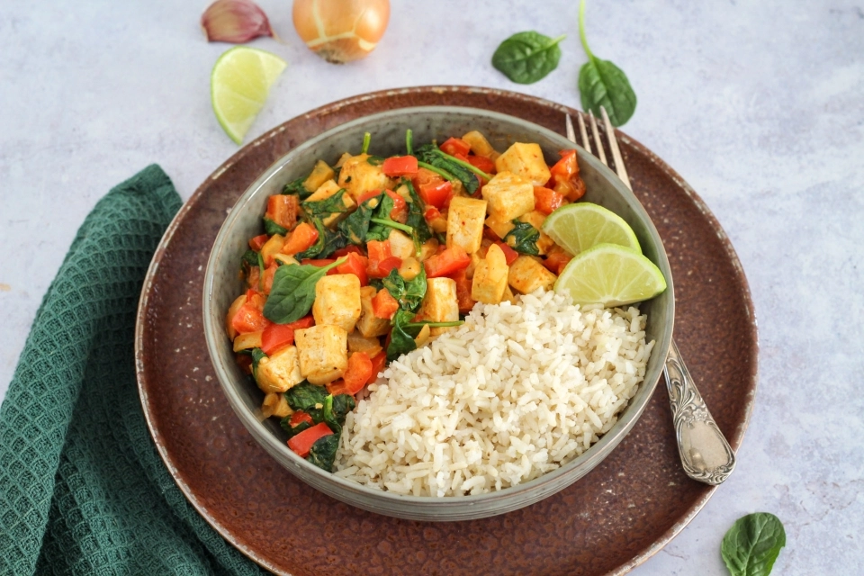 Rode curry met tofu & zilvervliesrijst