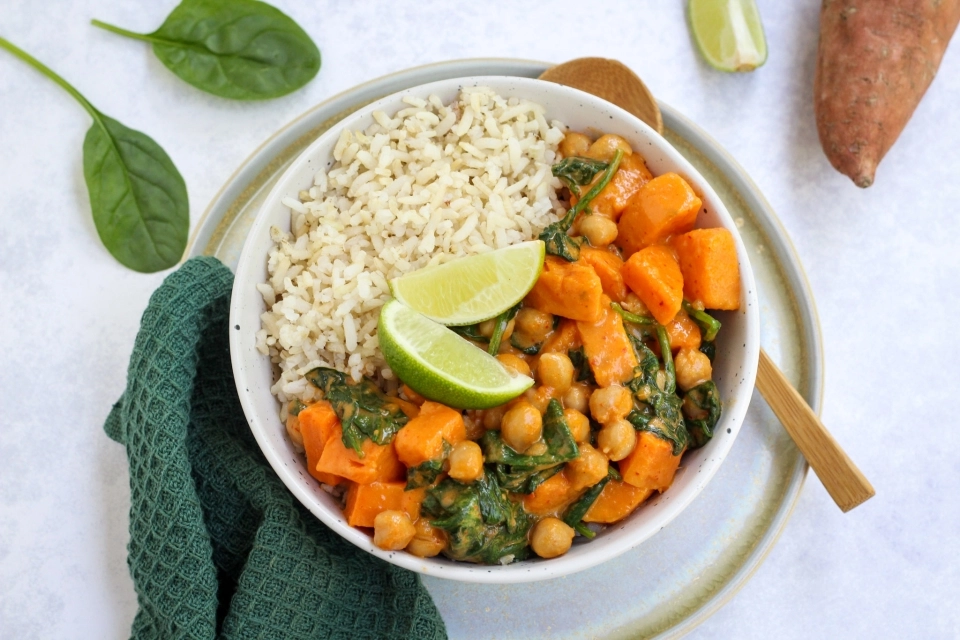 Zoete aardappel & kikkererwten curry met rijst