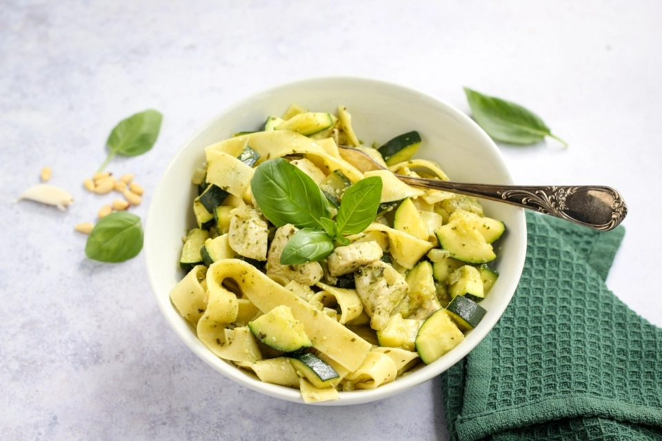 Pappardelle met courgette, kip & pesto