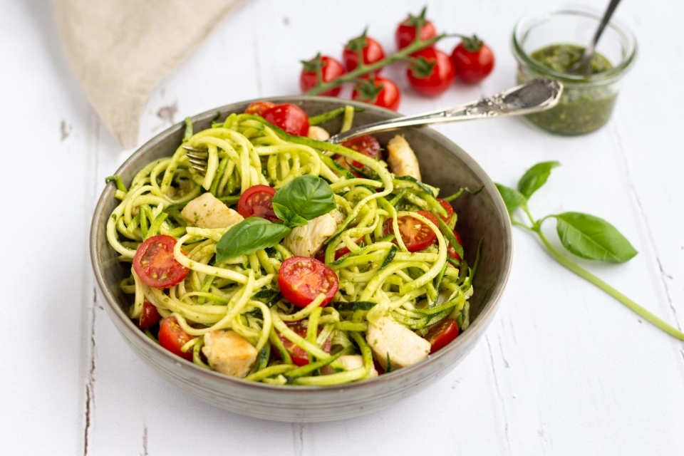 Courgettespaghetti met kip & pesto