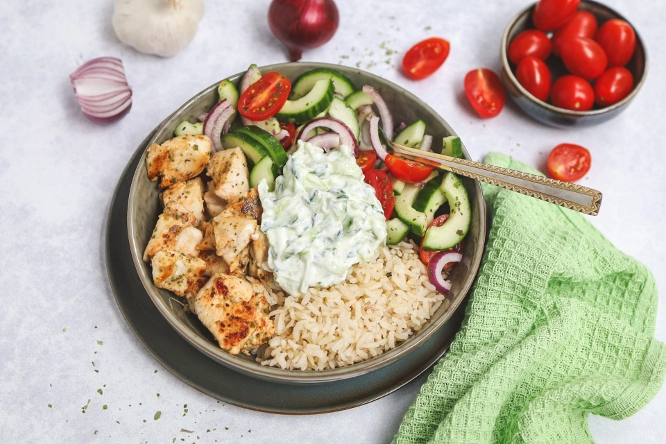 Kip bowl met tzatziki