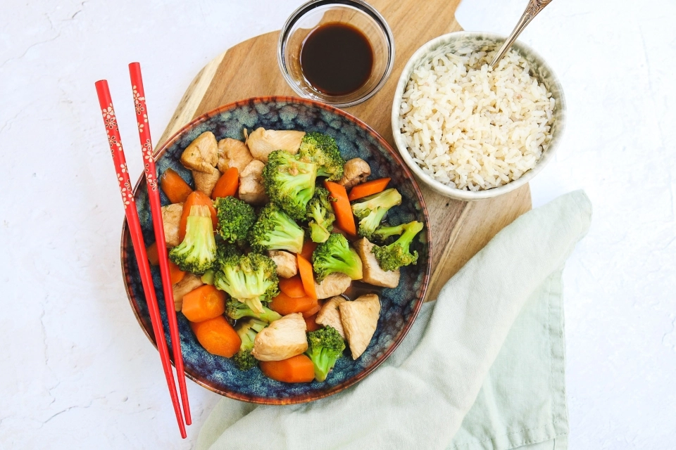 Kip roerbak met broccoli & wortel