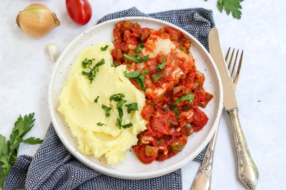 Koolvis in tomatensaus met aardappelpuree