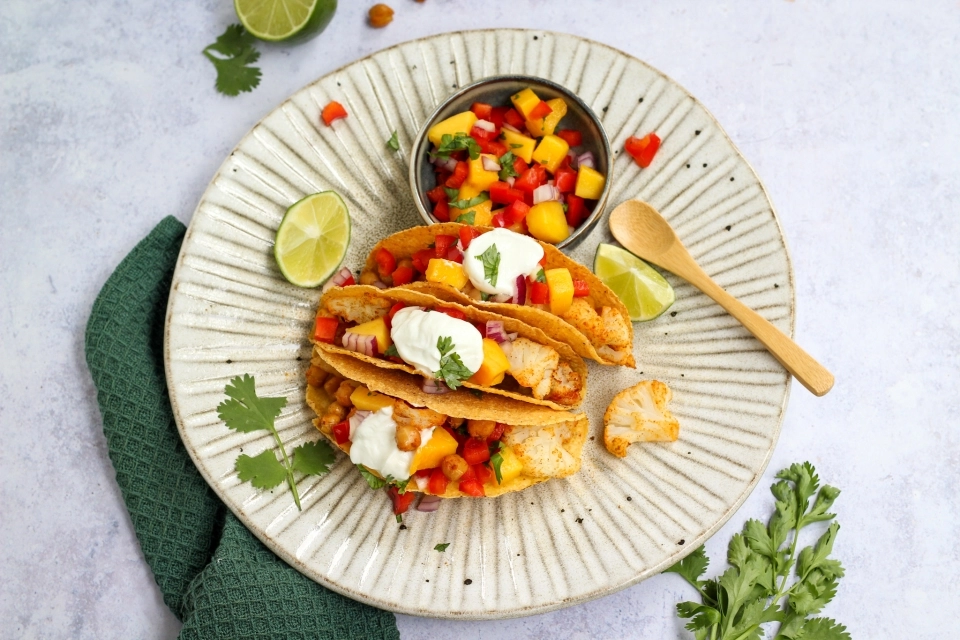 Taco's met geroosterde bloemkool & mango salsa