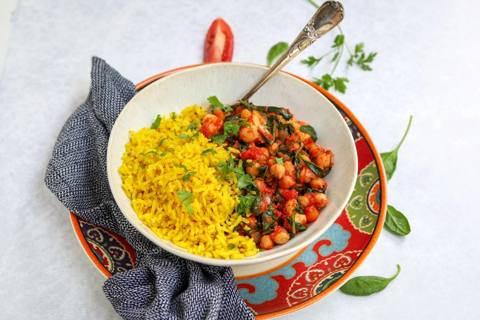 Gele rijst met kip & kikkererwten stoofpot