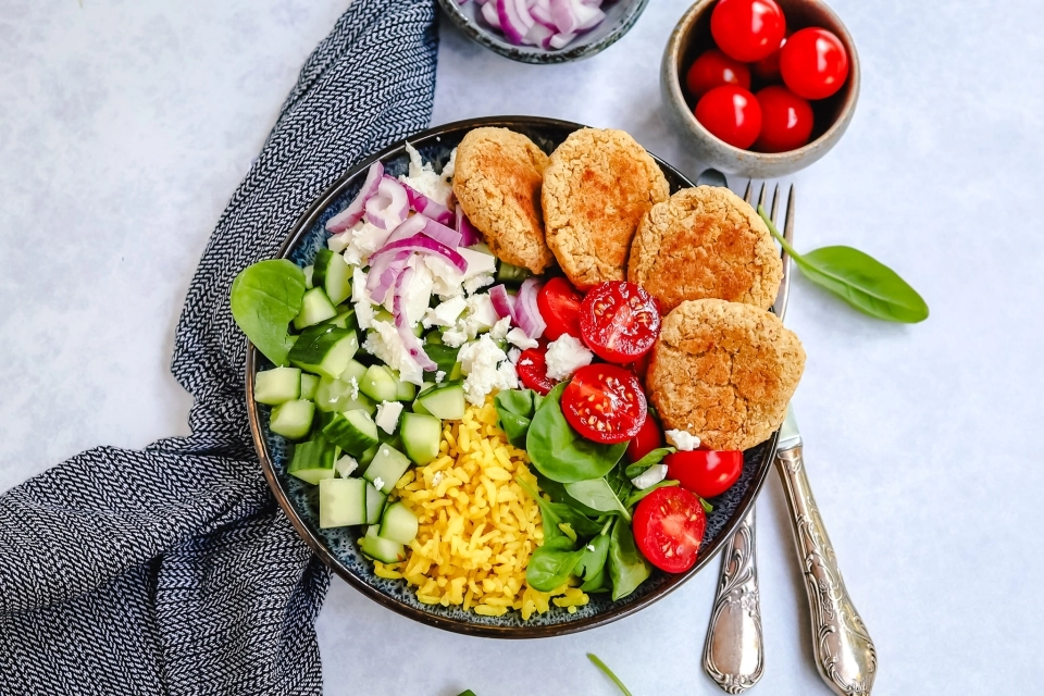 Falafel bowl met gele rijst & salade