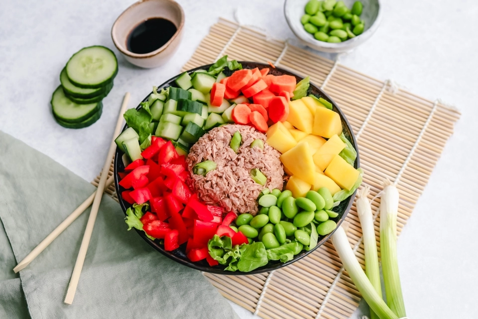 Pittige tonijn salade bowl met mango