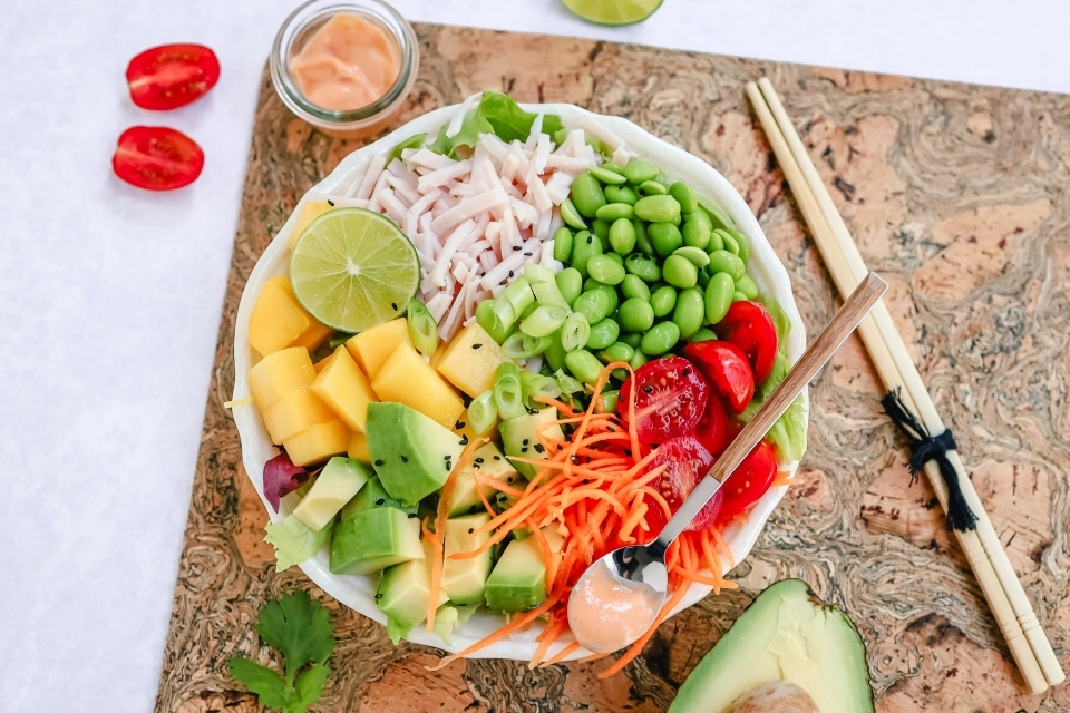 Poké bowl met kipreepjes & mango