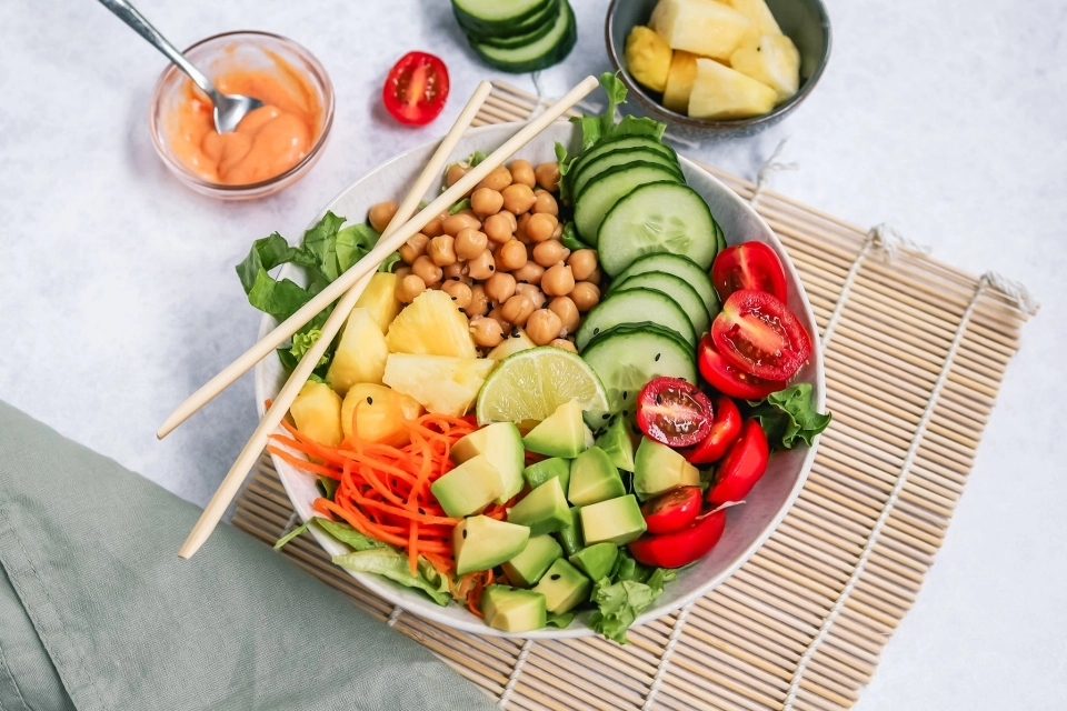 Poké bowl met kikkererwten & ananas