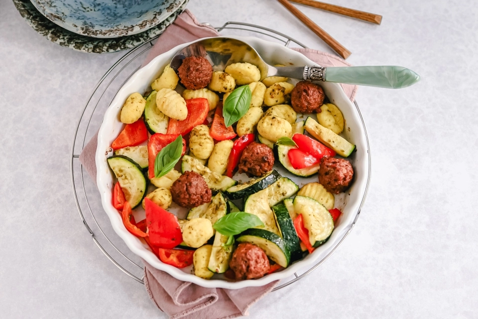 Gnocchi traybake met falafel