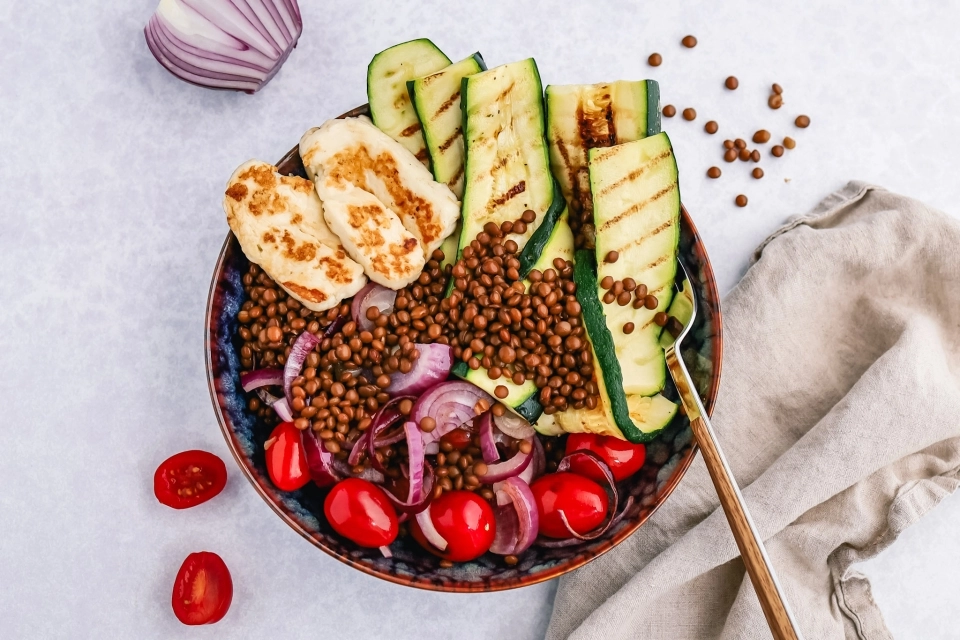 Linzen bowl met gegrilde courgette & halloumi