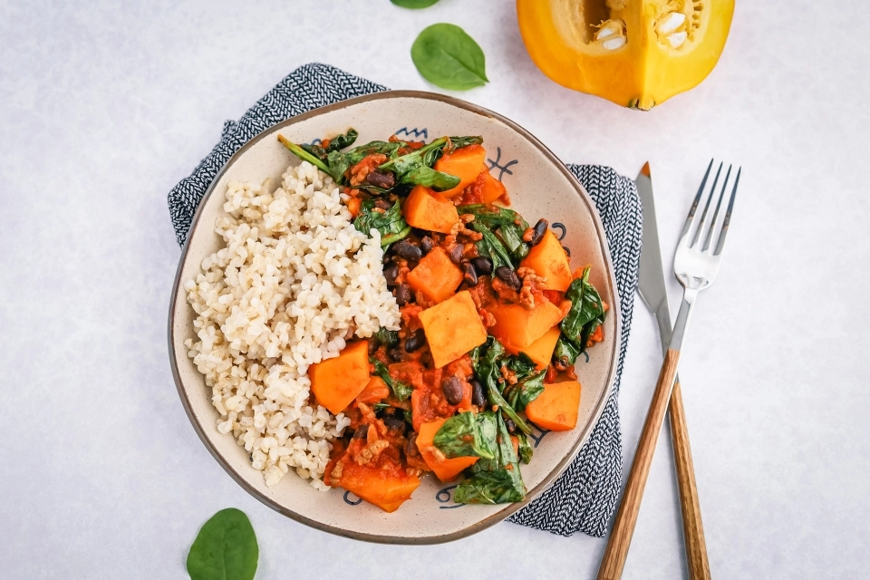 Pompoen stoofpotje met zwarte bonen & spinazie