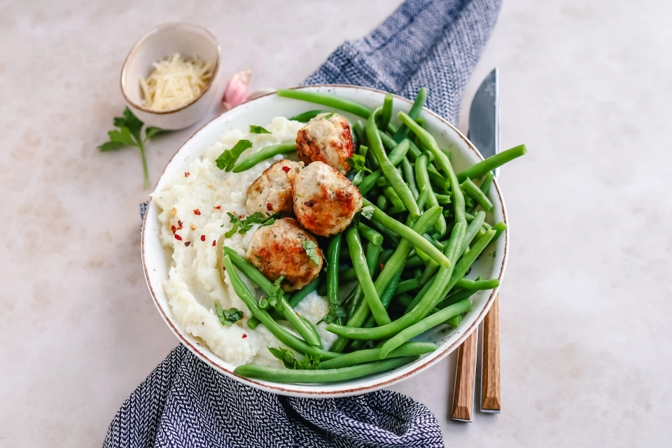 Bloemkoolpuree met sperziebonen & kipgehaktballetjes