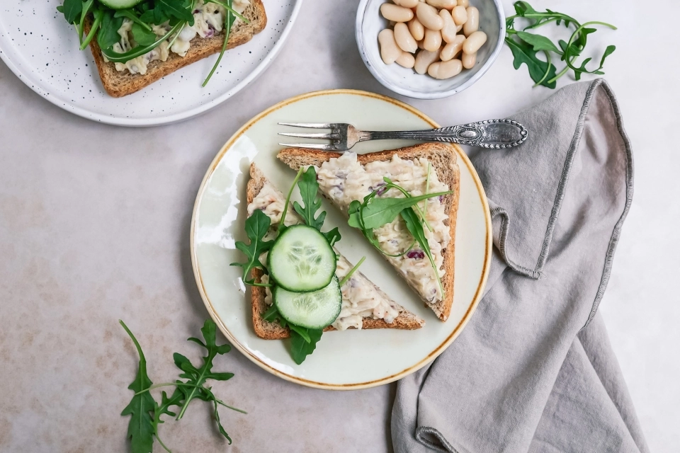 Brood met witte bonen salade