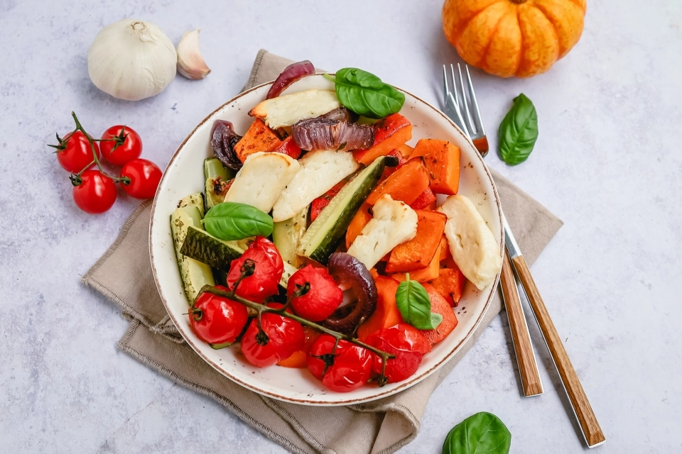 Pompoen & courgette traybake met halloumi