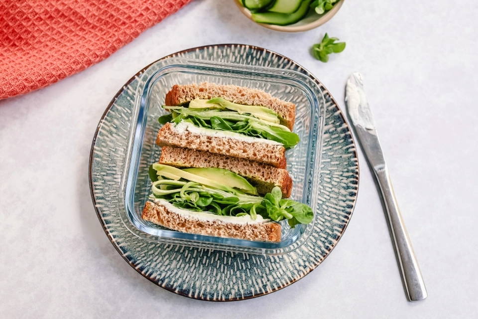 Sandwich met geitenkaas & avocado