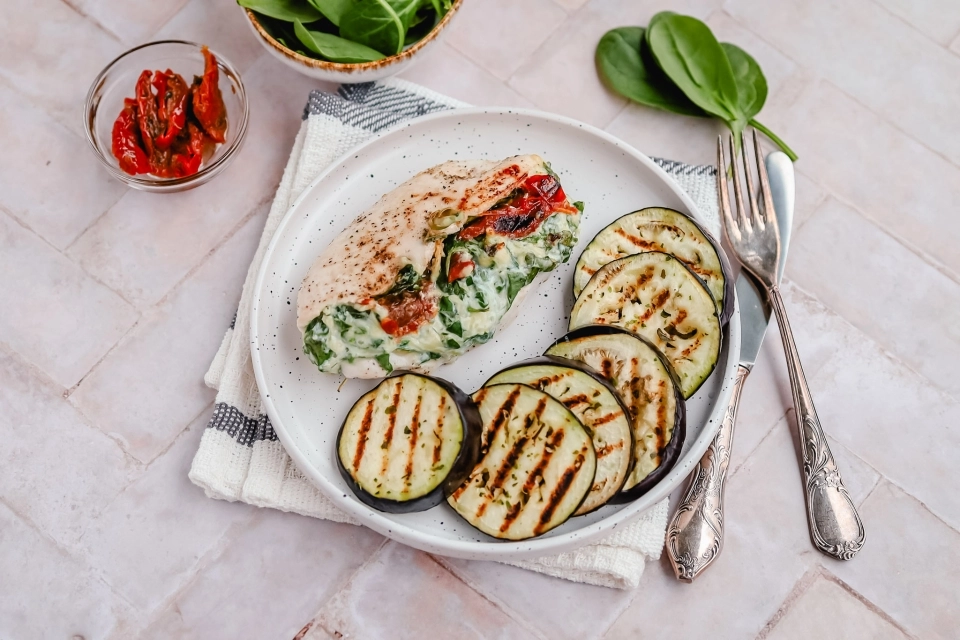 Gevulde kipfilet met gegrilde aubergine