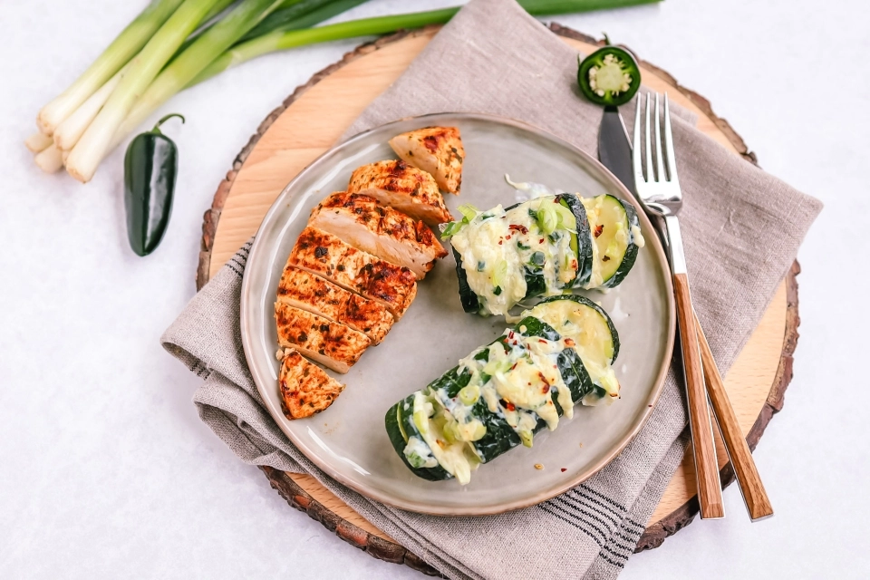 Hasselback courgette met gegrilde kip