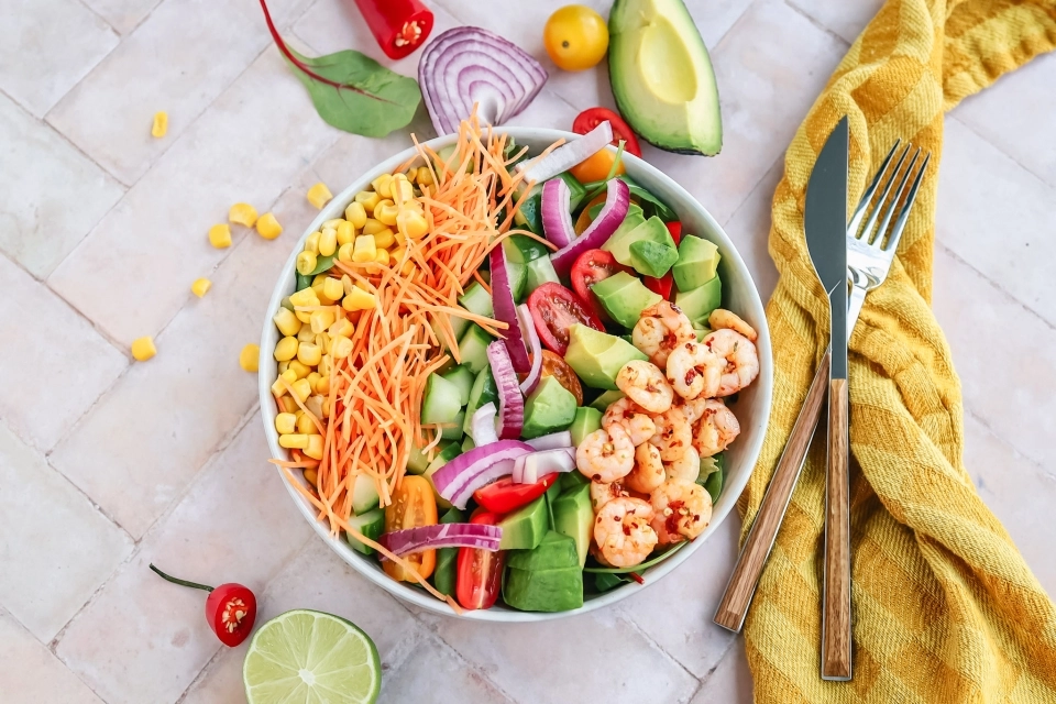 Kleurrijke garnalen salade