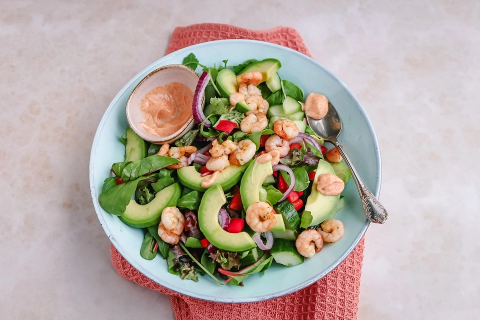 Salade met garnalen, avocado & pittige dressing