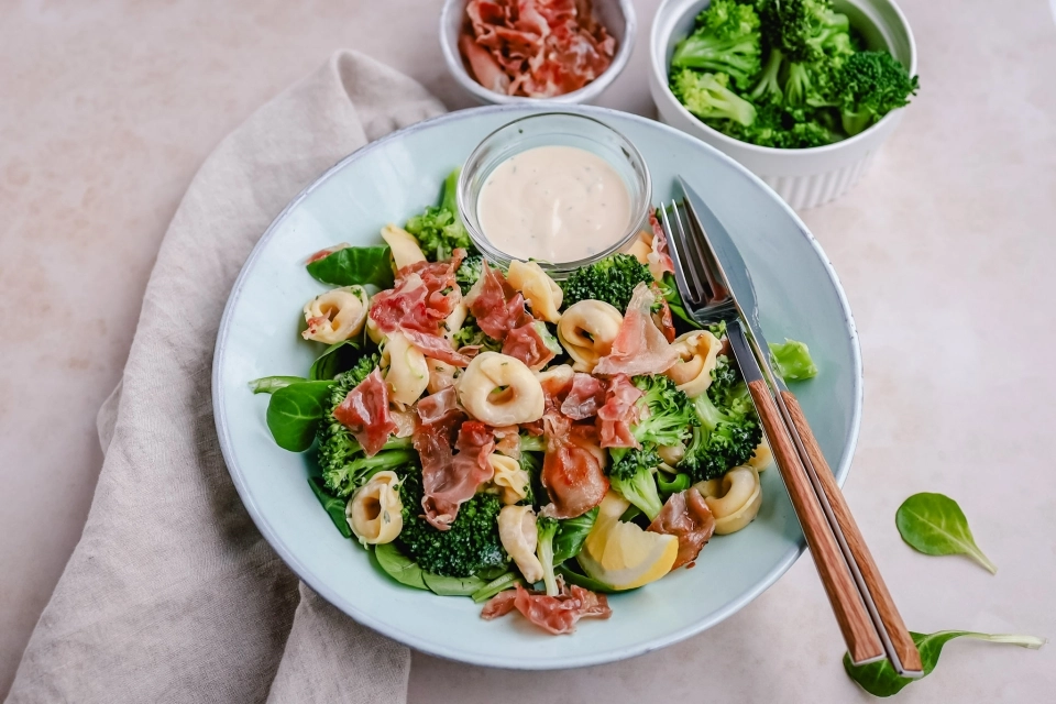 Tortellini & broccoli salade met krokante rauwe ham