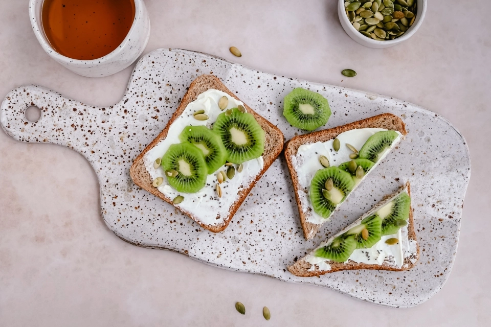 Brood met zuivelspread & kiwi