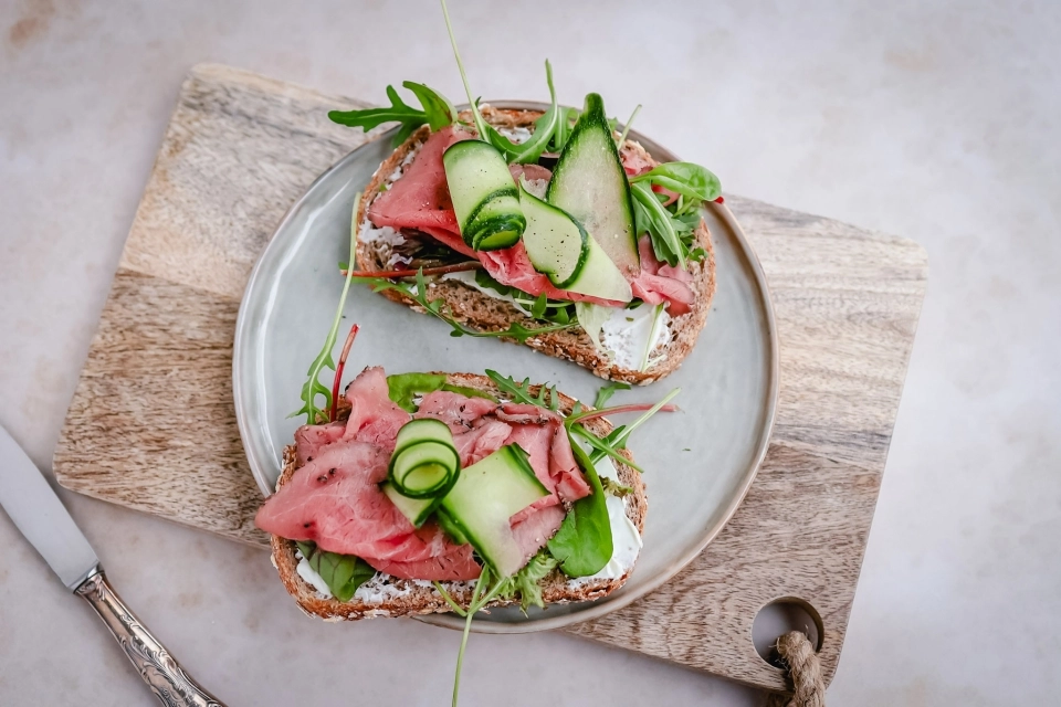 Brood met zuivelspread, rosbief & komkommer