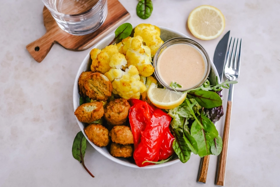 Falafel bowl met groenten & knoflook dressing