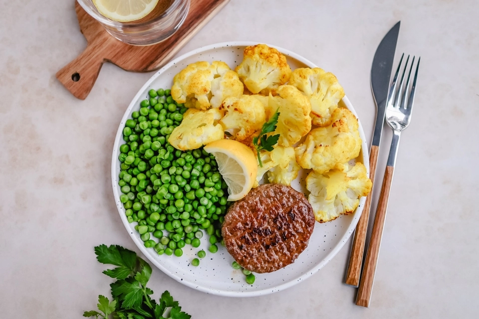 Geroosterde bloemkool met tartaar & tuinerwten